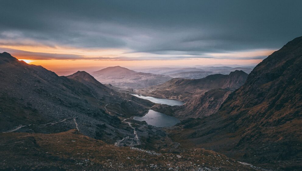 Mount Snowden by night .